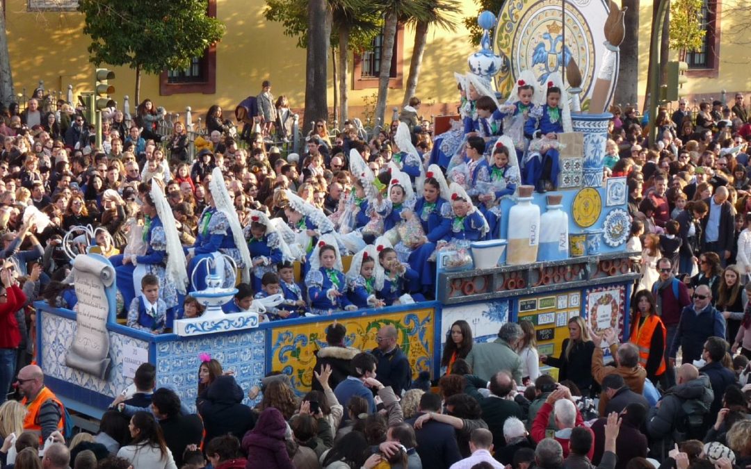 La Carroza de la Cerámica recorrió las calles de Sevilla acompañando a los Reyes Magos.