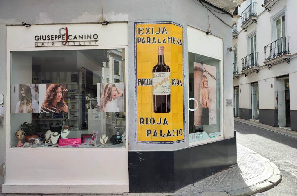 Sevilla. Restaurado el anuncio de Bodegas Rioja Palacio en la calle Cabeza del Rey Don Pedro.