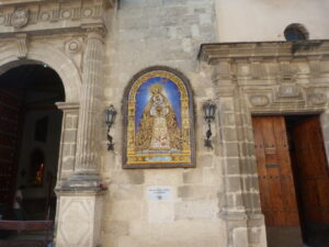 Después de casi 80 años, el valioso retablo cerámico de La Soledad de Jerez es retirado de la Victoria