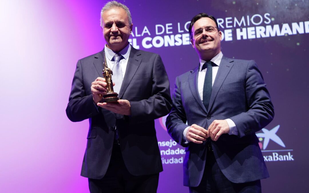 Nuestro socio Martín Carlos Palomo recibió el premio de investigación del Consejo General de Cofradías de Sevilla.